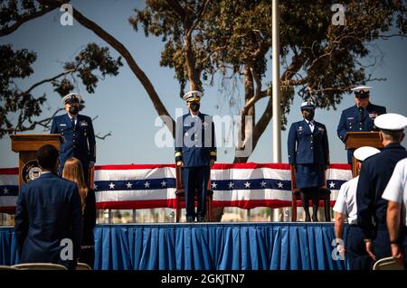 ADM posteriore. Brian K. Penoyer, l'undicesimo comandante del distretto, il direttore generale Petty Officer Richard S. Hooker e il direttore generale Petty Officer Phadra Y. Hooker, si levano in piedi durante una cerimonia di cambio di guardia a Coast Guard Island in Alameda, California, 7 maggio 2021. La cerimonia del cambio di guardia è una tradizione ormai consolidata e garantisce la continuità della leadership nell’area di responsabilità del distretto. Foto Stock