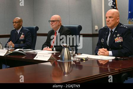 Segretario dell'Aeronautica militare John P. Roth (centro), Capo di stato maggiore dell'Air Force Gen. Charles Q. Brown Jr. (A sinistra) e Capo delle operazioni spaziali Gen. John W. “Jay” Raymond si preparano a rispondere alle domande durante la House Appropropriations Committee on Defense durante un'audizione virtuale al Pentagono, Arlington, Va., 7 maggio 2021. I membri del Comitato hanno sollevato argomenti che includevano il confronto con minacce nuove ed emergenti, la superiorità aerea e spaziale e la deterrenza nucleare. Foto Stock