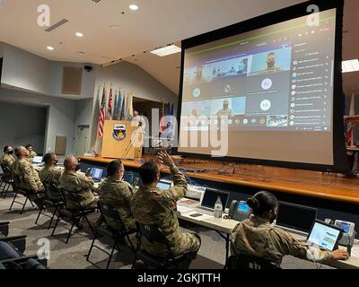 I soldati della Guardia Nazionale dell'Esercito delle Hawaii si rivolgono alle forze Armate di Singapore durante il virtuale "Hand Shake" all'Exercise Tiger Balm 2021 tenuto al 298° Regiment, Istituto di formazione Regionale (RTI), Waimanalo, Hawaii, 6 maggio 2021. Questo festeggia il 40° anniversario dell'Exercise Tiger Balm che si svolge alle Hawaii dal 6 al 13 maggio 2021. Foto Stock