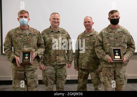 Oregon Army National Guard Briga. Gen. Gregory Day (centro a sinistra) e Command Sgt. Il Major Lee Smith (al centro a destra), presenta la medaglia di commemorazione dell'esercito al North Dakota Army National Guard Sgt. Brandon Wendland (a sinistra) e Wyoming Army National Guard SPC. Aiden Carroll (a destra) per aver vinto le loro divisioni durante il Concorso migliore Guerriero 2021 per la Regione 6, a Camp Rilea, Warrenton, Ore., il 7 maggio, 2021. I soldati gareggiavano in quasi 20 eventi che fanno parte del Concorso migliore Guerriero della Regione VI del 2021, organizzato dalla Guardia Nazionale dell'Oregon. La competizione comprendeva soldati provenienti da Alaska, Idaho, M. Foto Stock