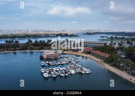 Barche ormeggiate a Mission Bay, San Diego, vista aerea. Foto Stock