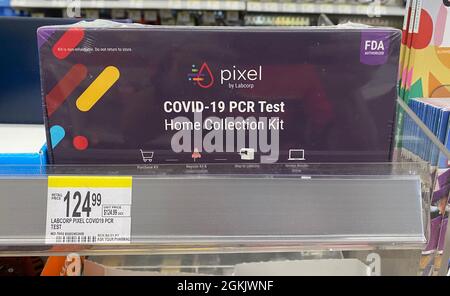 Racine, Wisconsin, Stati Uniti. 14 settembre 2021. Un kit per test casa COVID-19 è in vendita presso il banco cassa di una farmacia di Walgreen a Racine, Wisconsin, martedì 14 settembre 2021. I kit Binax NOW di Abbott Labs, meno costosi, rimangono esauriti. (Credit Image: © Mark Hertzberg/ZUMA Press Wire) Foto Stock