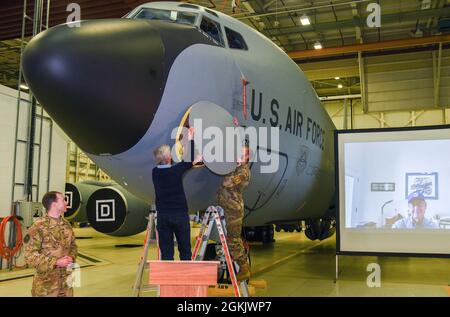 La centesima arte nasale dell'Air Refuging Wing, "Skipper III", è stata presentata da Gary Rogers, Center, centesimo artista grafico ARW Public Affairs, e Senior Airman William Cook, centesimo tecnico di manutenzione strutturale degli aeromobili Squadron, in una cerimonia sulla Royal Air Force Mildenhall, 7 maggio 2021. Rogers ha progettato l'arte del naso e Cook ha fabbricato la decalcomania e la ha applicata alla coda numero 59-1470, che è dedicata al Master Sgt ritirato. Dewey Christopher, ex manutentore e capo dell'equipaggio della 351a Bomb Squadron del 100esimo gruppo di bombardamenti e della seconda guerra mondiale Christopher è morto nel 20 Foto Stock