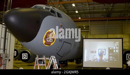 Un velivolo Stratotanker dell'Aeronautica militare statunitense KC-135 adorna la centesima arte nasale della Air Refeling Wing, "Skipper III", come Gary Christopher, sullo schermo, la vede virtualmente durante una cerimonia alla Royal Air Force Mildenhall, 7 maggio 2021. L'arte del naso, disegnata da Gary Rogers, centesimo artista grafico ARW Public Affairs, è dedicata al padre di Christopher, pensionato Master Sgt. Dewey Christopher, ex manutentore e capo dell'equipaggio della 351a Bomb Squadron del 100esimo gruppo di bombardamenti e della seconda guerra mondiale Dewey è morto nel 2019. Il Jet è stato anche “adottato” dal 100° Gruppo di supporto alle missioni nell’ambito della RAF Foto Stock