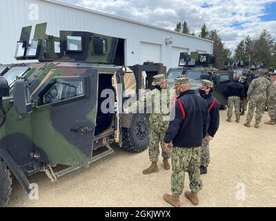 Il comandante Nick Wallace, responsabile del comando di addestramento della Marina degli Stati Uniti, esamina un veicolo tattico Joint Light durante una visita a Fort McCoy, Wis Wallace, seguita da un giro di familiarizzazione sul percorso del terreno accidentato gommato dell'installazione. Foto Stock