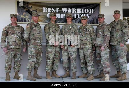 Soldati della Guardia Nazionale dell'Esercito degli Stati Uniti del Wyoming posano per una foto durante la competizione del Guerriero migliore della Regione VI a Camp Rilea, vicino Warrenton, Oregon, 7 maggio 2021. Soldati di stati diversi gareggiarono l'uno contro l'altro per determinare chi fosse il miglior funzionario non commissionato e il miglior soldato arruolato inferiore per la regione. Foto Stock