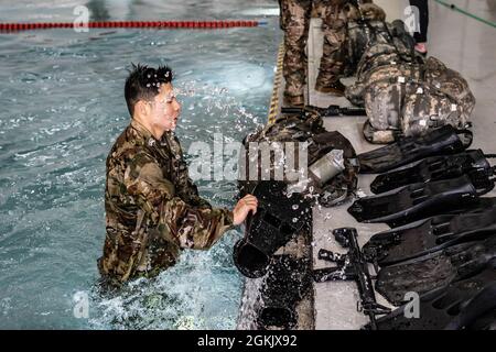 SGT. Minchan Jeon, quartier generale e quartier generale Battaglione, Eighth Army, partecipa ad un evento di addestramento di sopravvivenza dell'acqua durante l'Ottava competizione del miglior guerriero dell'Eighth Army 2021 al Lt. Gen. Thomas J. Vandal Training Center on United States Army Garrison Humphreys, Corea del Sud, 8 maggio 2021. Foto Stock