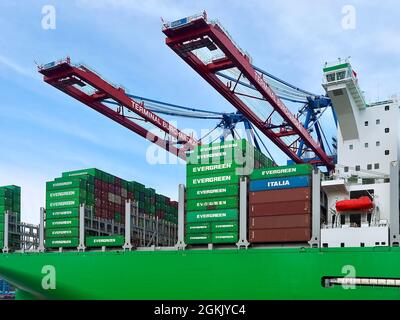 Evergreen - la più grande nave container del mondo nel porto di Amburgo Foto Stock