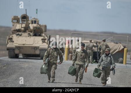 Idaho Army National Guard 2Lt. Victoria Schuler (all'estrema destra) e l'equipaggio tornano indietro dopo aver girato il Bradley su un equipaggio in uscita. La Charlie Company della 116a squadra di combattimento della Brigata Cavalry ha iniziato la formazione annuale la mattina del 1° maggio 2021. Gli uomini e le donne di C Company hanno completato una formazione annuale di successo e impegnativa nell'OCTC. L'unità ha completato Bradley Gunnery Table VI, qualificando 11 equipaggi Bradley. Le squadre di fanteria sciolgono hanno completato le loro qualifiche per tutte e sei le squadre. L'esercizio di formazione sul campo includeva sfide situazionali per il recupero del veicolo abbattuto Foto Stock