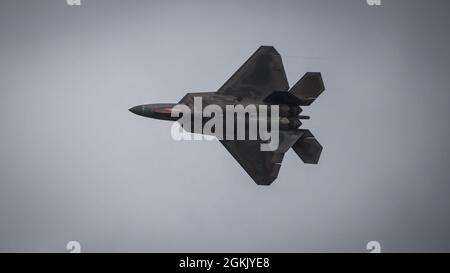 Un Raptor dell'aeronautica statunitense F-22A esegue manovre aeree durante il 2021 Defenders of Liberty Air & Space Show presso la base dell'aeronautica di Barksdale, Louisiana, 9 maggio 2021. Il F-22, un combattente di quinta generazione che incorpora velivoli stealth di quarta generazione, ha la capacità di volare a velocità supersonica senza postbruciatori. Foto Stock