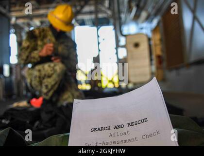 RIJEKA, Croazia (09 maggio 2021) il compagno di Boatswain Seaman Jorge Loli stencil un paio di occhiali durante un inventario del dispositivo di ricerca e salvataggio a bordo della base del mare di spedizione USS Hershel “Woody” Williams (ESB 4) a Rijeka, Croazia, 09 maggio 2021. Hershel “Woody” Williams è in fase di dispiegamento programmato nell'area della Sesta flotta degli Stati Uniti di operazioni a sostegno degli interessi e della sicurezza nazionali degli Stati Uniti in Europa e Africa. Foto Stock