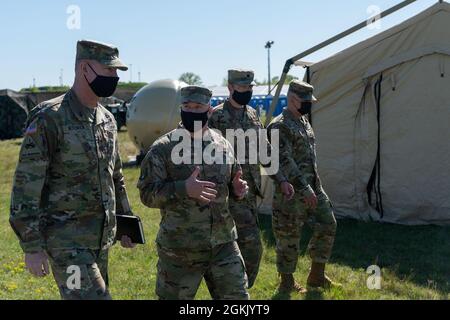 Da sinistra a destra: U.S. Army Major. Gen. Terrence McKenrick, V Corps vice comandante generale, U.S. Air Force col. Jason lavoro, 435 ° Comandante del gruppo di risposta di contingenza, Lt. Col. Matt Stewart, 435 ° Comandante Squadron risposta di contingenza, e Capo Master Sgt. Peter Martinez, 435° sovrintendente CRG, discute delle operazioni congiunte durante l'esercizio Swift Response 21 presso la base aerea di Pápa, Ungheria, 9 maggio 2021. Swift Response 21 è stato uno dei numerosi esercizi associati con l'annuale su larga scala US Esercito-guidato, multinazionale, esercizio congiunto DEFENDER-Europe. Foto Stock