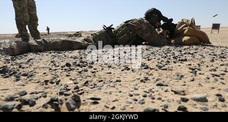 Esercito degli Stati Uniti Sgt. Trever LaCasse, assegnato alla D Company 3-172 Mountain Infantry, Task Force Iron Valor, spara il suo M-4 assegnato su una gamma di fucili vicino a Camp Buehring, Kuwait, 9 maggio 2021. Durante un'esercitazione di due giorni sul fuoco dal vivo, i soldati hanno addestrato su armi individuali e sistemi di armi serviti dall'equipaggio. Foto Stock