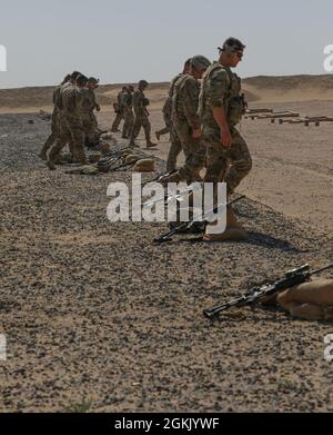 Soldati dell'esercito degli Stati Uniti, assegnati alla D Company 3-172 Mountain Infantry, Task Force Iron Valor, camminano verso i loro obiettivi zero su una gamma vicino a Camp Buehring, Kuwait, 9 maggio 2021. Durante un'esercitazione di due giorni sul fuoco dal vivo, i soldati hanno addestrato su armi individuali e sistemi di armi serviti dall'equipaggio. Foto Stock