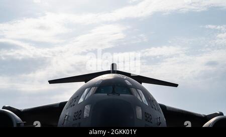 Un C-17 Globemaster III assegnato alla 437a Ala Airlift poggia sulla linea di volo a Joint base Charleston, South Carolina, 10 maggio 2021. I membri dell'equipaggio assegnato al 15° Airlift Squadron hanno fatto funzionare un Globemaster III per condurre operazioni di basso livello e hanno implementato pacchetti di offload di combattimento per affinare la disponibilità alla mobilità globale. Foto Stock