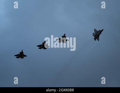 Quattro US Air Force F-35A Lightning IIS assegnati al 4th Fighter Squadron, Hill Air Force base, Utah, sorvolano la base aerea di Mont-de-Marsan, Francia, all'arrivo il 10 maggio 2021. Durante il loro periodo nel teatro europeo, il quarto aeromobile FS parteciperà a molteplici eventi, tra cui Atlantic Trident 21, sottolineando il costante impegno degli Stati Uniti nella regione e migliorando l'interoperabilità con gli alleati e i partner della NATO. Foto Stock