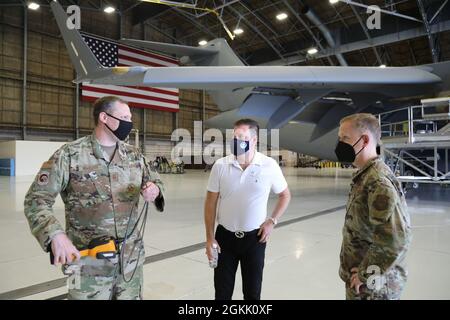 Il sindaco Andy Ryder, città di Lacey, Washington, e comandante onorario della 446a Airlift Wing (centro), e il Colon. Paul Skipworth, comandante ala della 446a Airlift Wing (destra), guarda una dimostrazione delle attrezzature dal Senior Master Sgt. Quentin Nemechek, un cittadino della riserva Airman nel 446esimo Maintenance Squadron, durante una visita il 10 maggio 2021 alla Joint base Lewis-McChord, Washington. Il programma Comandante Onorario ha lo scopo di educare i responsabili civici e aziendali locali sulla missione, le priorità e le attività formative del personale di ala, e di sensibilizzare l'opinione pubblica sulla natura unica del servizio di riserva. Foto Stock