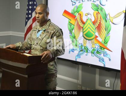 Personale Sgt. Kenji Motonaga, una medaglia di combattimento e il non commissionato ufficiale-in-responsabile della clinica medica della truppa, parla al suo 2021 maggio 10 induzione al 1 ° Theater Sendment Command-U.S. Esercito Capitolo Centrale del Sgt. Audie Murphy Club a Camp Arifjan, Kuwait. Il SAMC è un'organizzazione d'élite per NCO's, che personifica gli ideali di Murphy di guidare dal fronte e di prendere i soldati. Foto Stock