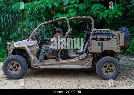 US Marine Corps Lance CPL. Nathan Fisher, un manutentore del sistema a banda larga dig, 31st Marine Expeditionary Unit Command Element (MEU), guida un veicolo tattico ultraleggero per un esercizio di comunicazione su Camp Hansen, Okinawa, Giappone, 10 maggio 2021. Marines con il 31 MEU conduce esercizi di comunicazione per convalidare la preparazione alla formazione e perfezionare il controllo della comunicazione tra gli elementi di supporto. Il 31° MEU, l’unico MEU continuamente dispiegato dal corpo dei Marine, fornisce una forza flessibile e letale pronta ad eseguire un’ampia gamma di operazioni militari come principale forza di risposta alla crisi Foto Stock