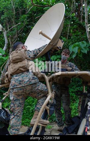 US Marine Corps Lance CPL. Julio Gonzalez Jr., un operatore del sistema di trasmissione satellitare, e Lance CPL. Nathan Fisher, un manutentore del sistema a banda larga dig, 31 Marine Expeditionary Unit Command Element (MEU), costruisce un satellite sopra un veicolo tattico ultraleggero per l'esercizio di comunicazione su Camp Hansen, Okinawa, Giappone, 10 maggio 2021. Marines con il 31 MEU conduce esercizi di comunicazione per convalidare la preparazione alla formazione e perfezionare il controllo della comunicazione tra gli elementi subordinati principali. Il 31° MEU, l’unico MEU continuamente dispiegato dal corpo dei Marine, offre una flessibilità e un’elasticità Foto Stock