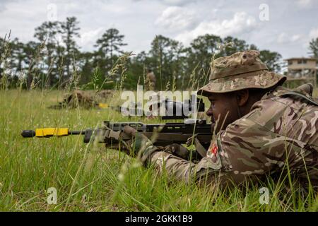 I soldati con il reggimento reale delle Bermuda simulano una manovra sotto fuoco alla gamma di fuoco vivo F-5 sul campo base del corpo Marino Lejeune, North Carolina, 10 maggio 2021. MCB Camp Lejeune ha ospitato il Royal Bermuda Regiment durante l'esercizio Island Warrior. L'esercizio ha rafforzato il partenariato tra le due forze e la formazione e le risorse fornite dalla base ha migliorato le capacità di combattimento e la prontezza del reggimento reale delle Bermuda. Foto Stock