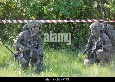 I soldati polacchi assegnati alla sesta Brigata Airborne rispondono ad un attacco durante Swift Response 21 a Boboc, Romania, 11 maggio 2021. Swift Response 21 è un esercizio legato al Defender 21, un esercizio annuale congiunto su larga scala guidato dall'esercito statunitense, multinazionale, progettato per costruire la prontezza e l'interoperabilità tra Stati Uniti, NATO e militari partner. Foto Stock