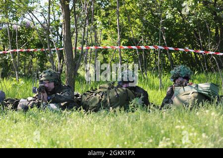 I soldati polacchi assegnati alla sesta Brigata Airborne rispondono ad un attacco durante Swift Response 21 a Boboc, Romania, 11 maggio 2021. Swift Response 21 è un esercizio legato al Defender 21, un esercizio annuale congiunto su larga scala guidato dall'esercito statunitense, multinazionale, progettato per costruire la prontezza e l'interoperabilità tra Stati Uniti, NATO e militari partner. Foto Stock