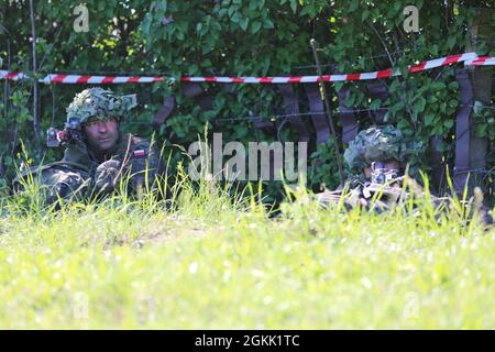 I soldati polacchi assegnati alla sesta Brigata Airborne rispondono ad un attacco durante Swift Response 21 a Boboc, Romania, 11 maggio 2021. Swift Response 21 è un esercizio legato al Defender 21, un esercizio annuale congiunto su larga scala guidato dall'esercito statunitense, multinazionale, progettato per costruire la prontezza e l'interoperabilità tra Stati Uniti, NATO e militari partner. Foto Stock