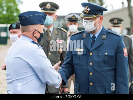 Vladimir Blagojevic, cappellano ortodosso dell'aeronautica serba, è salutato dal Colon dell'aeronautica statunitense Kim Bowen, cappellano dell'ala ottantottesima della base aerea, al suo arrivo alla cappella Prairies alla base dell'aeronautica militare di Wright-Patterson, Ohio, 11 maggio 2021. Milutinovic, insieme ad altri quattro cappellani serbi, ha visitato la base con il Colonnello dell'esercito statunitense Daniel Burris, cappellano del comando delle truppe speciali della Guardia Nazionale dell'Ohio e altri membri della delegazione del Cappellano dell'Ohio. Foto Stock