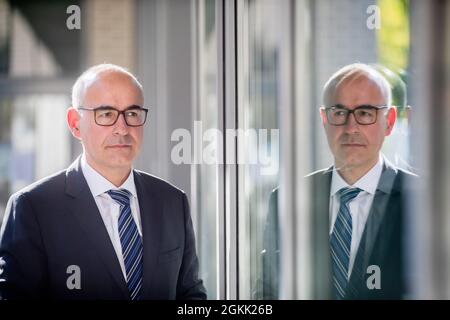 Berlino, Germania. 08 settembre 2021. Achim Wambach, presidente del Centro per la ricerca economica europea (ZEW), si trova davanti a una finestra prima di un'intervista con la Deutsche Presse-Agentur. Credit: Christoph Soeder/dpa/Alamy Live News Foto Stock