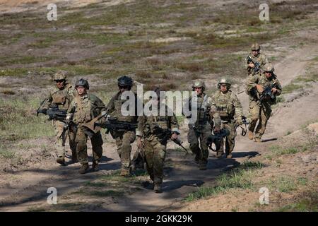 Soldati dell'esercito degli Stati Uniti assegnati alla Bravo Company, 1° Battaglione, 508° Regiment di fanteria di Parachute, 3° Team di combattimento di Brigata, 82a Divisione Airborne, si trasferiscono nell'area di addestramento per condurre il loro esercizio di fuoco in tensione durante la risposta di Swift 21 all'Area di addestramento centrale di Tapa, Estonia, 11 maggio 2021. SWIFT Response 21 è un esercizio collegato di DEFENDER-Europe 21, che prevede attività operative speciali, aggressioni aeree ed esercitazioni antincendio in Estonia, Bulgaria e Romania, dimostrando l'interoperabilità aerea tra alleati e partner della NATO. DEFENDER-Europe 21 è un'esercitazione su larga scala guidata dall'esercito statunitense de Foto Stock