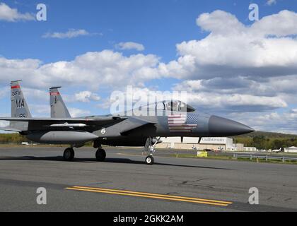 Aircraft 85-125 è la prima F-15C Eagle alla 104th Fighter Wing a colpire 10,000 ore di volo. John 'Rocket' Koegel, il 11 maggio 2021, ha volato il sortie dalla base della Guardia Nazionale dell'aria di Barnes, Westfield, Massachusetts, che ha spinto il 'contachilometri' oltre 10,000 ore di volo. Foto Stock