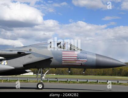 Aircraft 85-125 è la prima F-15C Eagle alla 104th Fighter Wing a colpire 10,000 ore di volo. John 'Rocket' Koegel, il 11 maggio 2021, ha volato il sortie dalla base della Guardia Nazionale dell'aria di Barnes, Westfield, Massachusetts, che ha spinto il 'contachilometri' oltre 10,000 ore di volo. Foto Stock