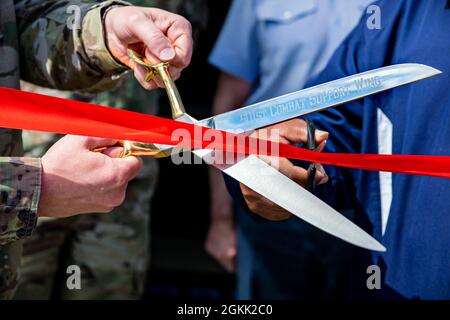 Leadership dalla 501esima Ala di supporto al combattimento preparatevi a tagliare un nastro al RAF Molesworth, Inghilterra, 11 maggio 2021. I dirigenti di RAF Alconbury e RAF Molesworth hanno partecipato alla cerimonia per celebrare la riapertura della palestra di base dopo mesi di ristrutturazione e ristrutturazione. Foto Stock