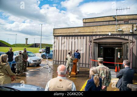 Kurt Wendt, Center, 501st Combat Support Wing Commander, parla durante una cerimonia di taglio del nastro al RAF Molesworth, Inghilterra, 11 maggio 2021. I dirigenti di RAF Alconbury e RAF Molesworth hanno partecipato alla cerimonia per celebrare la riapertura della palestra di base dopo mesi di ristrutturazione e ristrutturazione. Foto Stock