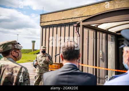 Kurt Wendt, centro di sinistra, comandante dell'ala di sostegno al combattimento 501st, parla durante una cerimonia di taglio del nastro al RAF Molesworth, Inghilterra, 11 maggio 2021. I dirigenti di RAF Alconbury e RAF Molesworth hanno partecipato alla cerimonia per celebrare la riapertura della palestra di base dopo mesi di ristrutturazione e ristrutturazione. Foto Stock