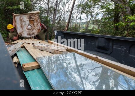 Marines dal 6 ° Battaglione di comunicazione, Marine Forces Reserve, Brooklyn, New York, caricare i detriti su un letto di camion dopo aver demolito una vecchia struttura doccia durante Camp Paumalu IRT 2021 a Camp Paumalu, Hawaii, 11 maggio 2021. Gli squadroni dell'IRT Civil Engineer costruiranno nuove cabine, demoliranno vecchie strutture e abbelliranno il Camp Paumalu da maggio ad agosto 2021. La formazione sulla preparazione innovativa crea partnership tra le comunità statunitensi e il Dipartimento della Difesa tra le comunità civili e militari reciprocamente vantaggiose, fornendo una formazione di alta qualità e mission-essential per Active, Guard e Reserve Foto Stock