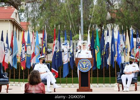 Naval Medical Forces Pacific Commander posteriore ADM. Tim Weber presiede il cambio di comando del Centro Navale di Ricerca sulla Salute, maggio 11. Il Capitano William Deniston (a sinistra) ha girato il timone verso il Capitano Dennis Faix (a destra) in una cerimonia tenuta alla NHRC, alla quale ha partecipato un piccolo gruppo di famiglie e di personale. Foto Stock