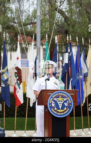 Dennis Faix si rivolge agli ospiti durante una cerimonia di cambio comando presso il Naval Health Research Center, maggio 11. La cerimonia, che si è svolta a NHRC, è stata presieduta da Naval Medical Forces Pacific Commander posteriore ADM. Tim Weber. Foto Stock