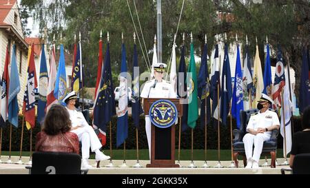 Naval Medical Forces Pacific Commander posteriore ADM. Tim Weber presiede il cambio di comando del Centro Navale di Ricerca sulla Salute, maggio 11. Il Capitano William Deniston (a sinistra) ha girato il timone verso il Capitano Dennis Faix (a destra) in una cerimonia tenuta alla NHRC, alla quale ha partecipato un piccolo gruppo di famiglie e di personale. Foto Stock