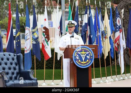 Dennis Faix si rivolge agli ospiti durante una cerimonia di cambio comando presso il Naval Health Research Center, maggio 11. La cerimonia, che si è svolta a NHRC, è stata presieduta da Naval Medical Forces Pacific Commander posteriore ADM. Tim Weber. Foto Stock