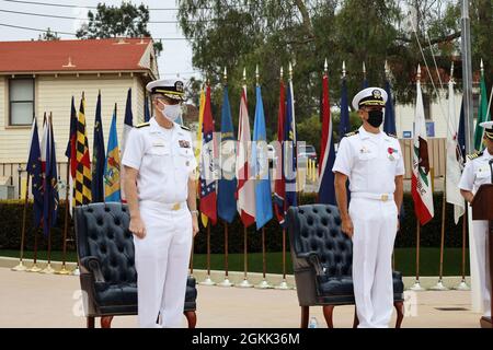 Naval Medical Forces Pacific Commander posteriore ADM. Tim Weber (a sinistra) presiede il cambio di comando del Centro Navale di Ricerca sulla Salute, maggio 11. Il Capitano William Deniston (a destra) ha girato il timone al Capitano Dennis Faix durante la cerimonia, che si è tenuta alla NHRC. Foto Stock