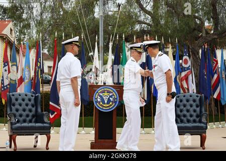 Naval Medical Forces Pacific Commander posteriore ADM. Tim Weber si congratula con il capitano William Deniston con un gomito a gomito su un lavoro ben fatto durante il Naval Health Research Center cambio di comando, maggio 11. Dennis Faix (a sinistra) alla cerimonia, che si è svolta a NHRC, ha voltato il timone a Capt. Dennis Faix (a sinistra). Foto Stock