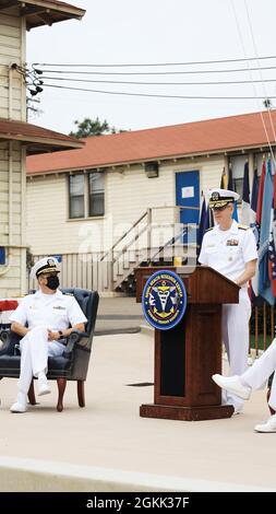 Naval Medical Forces Pacific Commander posteriore ADM. Tim Weber presiede il cambio di comando del Centro Navale di Ricerca sulla Salute, maggio 11. Il Capitano William Deniston (a sinistra) ha girato il timone al Capitano Dennis Faix in una cerimonia tenuta alla NHRC, alla quale ha partecipato un piccolo gruppo di famiglia e di personale. Foto Stock