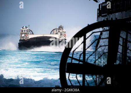 OCEANO PACIFICO (11 maggio 2021) Un Landing Craft, Air Cushion, attaccato all'unità Assault Craft (ACU) 5, si avvicina al ponte del pozzo della nave d'assalto anfibio USS Essex (LHD 2), maggio 11. L'Essex è in corso come parte dell'Essex Amphibious Ready Group (ARG) che conduce la formazione con l'XI MEU al largo delle coste della California meridionale. Insieme, l'undicesimo MEU, lo squadrone anfibio (PHIBRON) 1 e le navi sono designate come ARG. Foto Stock