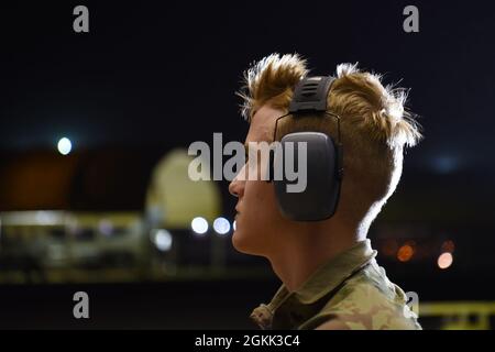 Airman 1st Class Collin Anderson, 157th Expeditionary Fighter Generation Squadron Weapons loader, è pronto per condurre un'ispezione in preflight di un F-16 Fighting Falcon Fighter Jet presso la base aerea Prince Sultan, Regno dell'Arabia Saudita, 11 maggio 2021. I velieri della Guardia Nazionale dell'aria del South Carolina vengono dispiegati in PSAB per proiettare il potere di combattimento e aiutare a rafforzare le capacità difensive contro le potenziali minacce nella regione. Foto Stock