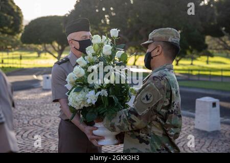 Il col. Chul Kim, cappellano pacifico dell'esercito degli Stati Uniti, dà il Gen. Tom Solhjem, capo dell'esercito degli Stati Uniti dei cappellani, un bouquet dei fiori bianchi, fornito da Pacifico dell'esercito degli Stati Uniti, al cimitero commemorativo nazionale del Pacifico 11 maggio al cratere di Punchbowl a Honolulu, Hawaii. La visita al cimitero di Solhjem e Martinez è stata per onorare la memoria dei veterani militari della nazione e conoscere i precedenti cappellani che hanno sacrificato la loro vita durante le guerre. Foto Stock