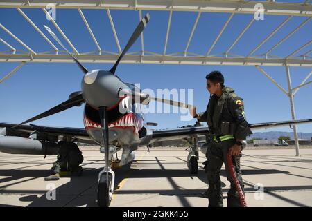 Il pilota colombiano dell'Air Force A-29B Super Tucano effettua ispezioni in preflight durante la Red Flag-Rescue sulla linea del flightline alla base dell'Aeronautica militare Davis-Monthan, Ariz., 11 maggio 2021. L'Aeronautica Colombiana era una delle sei forze aeree nazionali straniere che partecipavano alla Bandiera Rossa-salvataggio. Foto Stock