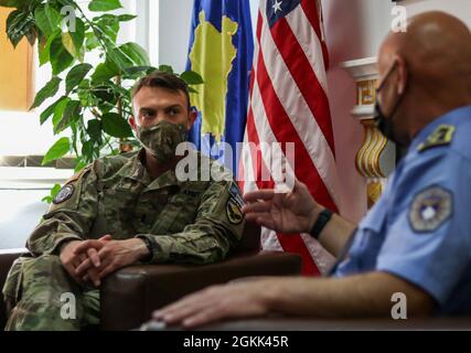 Parker Mooney, capo del team di monitoraggio dei rapporti (Area of Responsibility-Central), parla con il Colon. Fahredin Verboci, direttore regionale della polizia del Kosovo, durante una riunione a Pristina/Prishtinë, Kosovo, il 5 maggio 2021. I due hanno discusso le priorità del direttore per la forza, che includono gli sforzi per esercitare una polizia più proattiva e promuovere rapporti più forti con le loro comunità. Foto Stock