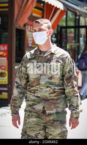 Parker Mooney, capo del team di monitoraggio di collegamento (Area of Responsibility-Central), cammina per il centro di Pristina/Prishtinë, Kosovo, il 5 maggio 2021. Mooney ha iniziato a lavorare per la missione della forza del Kosovo all'inizio del 2020 per la rotazione KFOR 27 come ufficiale responsabile del Kilo 18 LMT basato su Camp Bondsteel. Dopo la fine del suo tour iniziale, Mooney decise di rimanere per un'altra rotazione per continuare il suo lavoro come LMT a un altro livello. Foto Stock